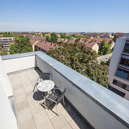 Szálloda Novina Tillypark