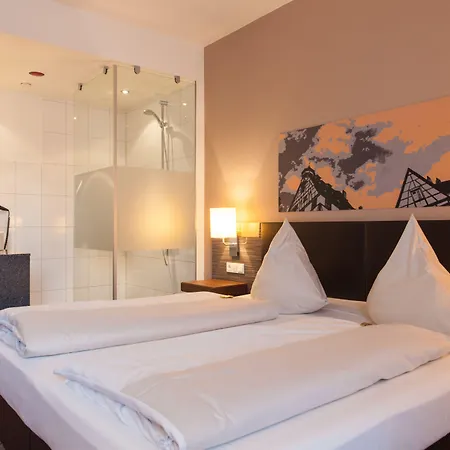 Novina Tillypark Отель 4*