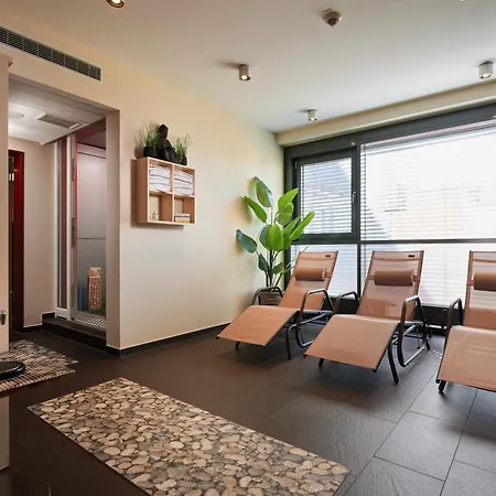 Отель Novina Tillypark 4*