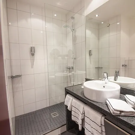 Novina Tillypark Hotel 4*
