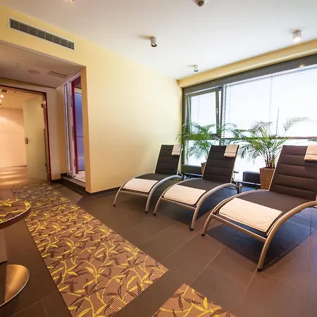 Novina Tillypark Hotel 4*